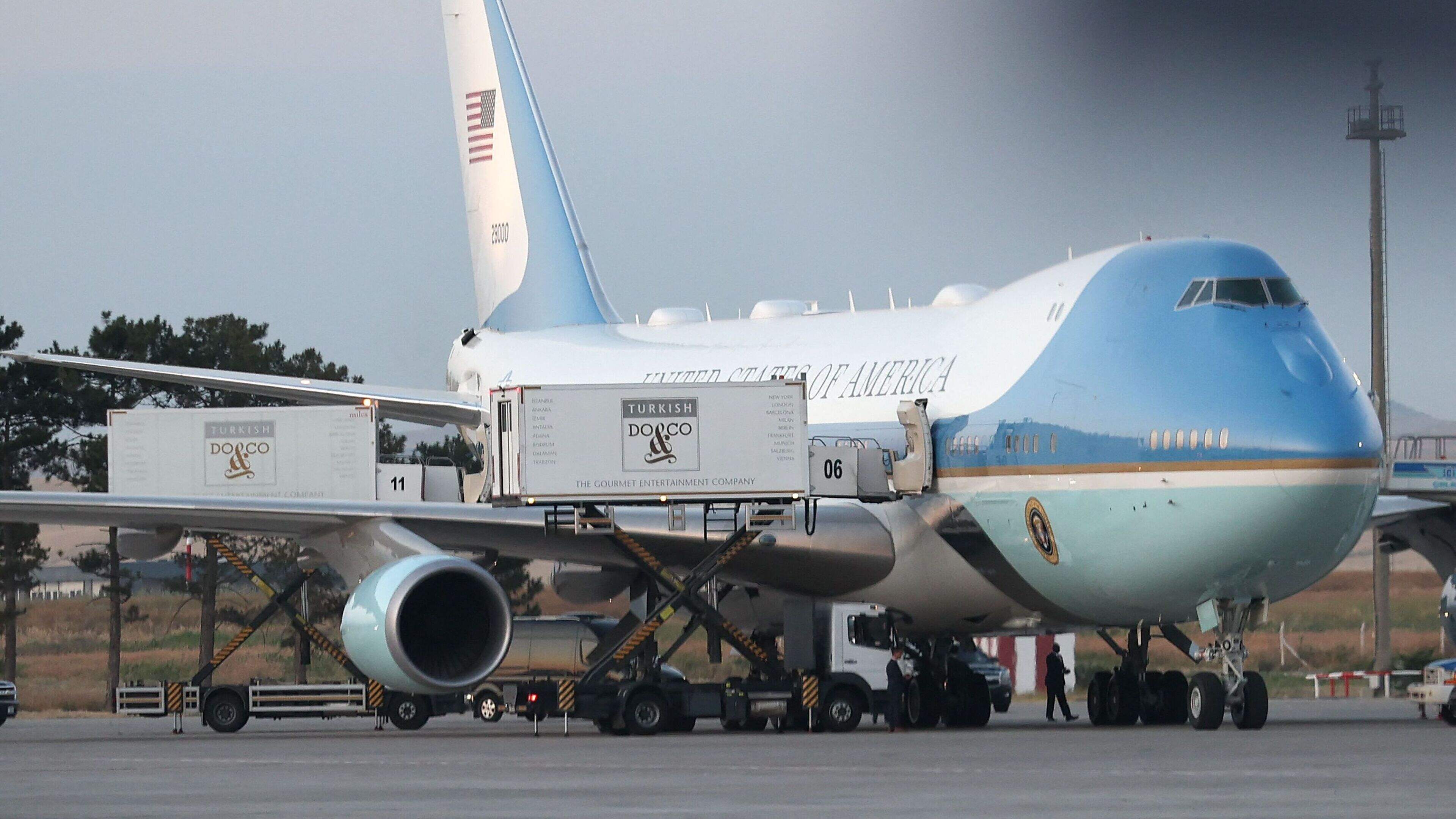 Storm van kritiek na spectaculaire Turkse verdwijntruc van Trump: waren stafleden en pers in Air Force One lokaas?